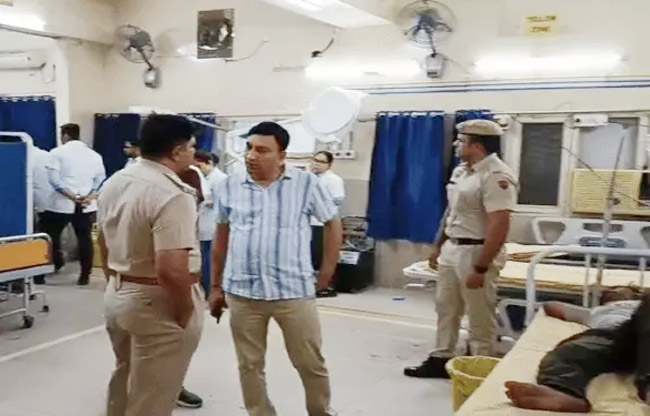 सोनीपत: पुलिस के साथ्ज्ञ मुठभेड़ में घायल काे अस्पताल में लेकर आए हुए पुलिस कर्मी। सोनीपत: पुलिस के साथ्ज्ञ मुठभेड़ में घायल काे अस्पताल में लेकर आए हुए पुलिस कर्मी।