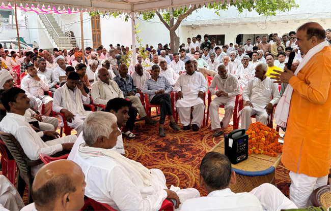 सोनीपत: दातौली गांव में आयोजित बैठक के दौरान ग्रामीणों को संबोधित करते भाजपा पूर्व प्रत्याशी देवेंद्र कौशिक। सोनीपत: दातौली गांव में आयोजित बैठक के दौरान ग्रामीणों को संबोधित करते भाजपा पूर्व प्रत्याशी देवेंद्र कौशिक।