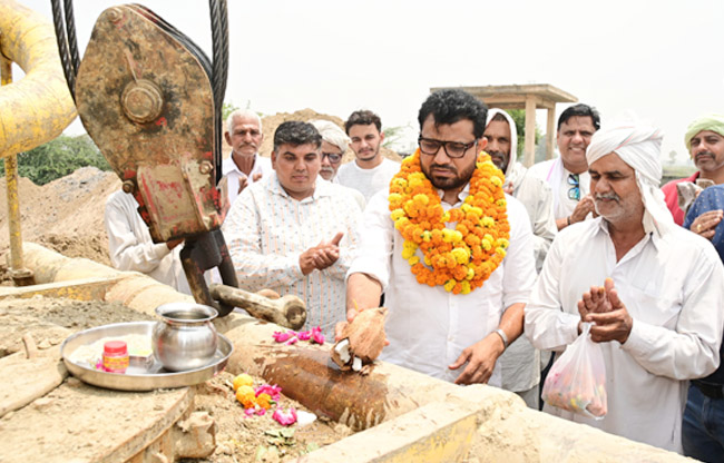 सोनीपत: पांची जाटान में नए ट्यूबवैल का उद्घाटन करते हुए विधायक देवेंद्र कादियान सोनीपत: पांची जाटान में नए ट्यूबवैल का उद्घाटन करते हुए विधायक देवेंद्र कादियान