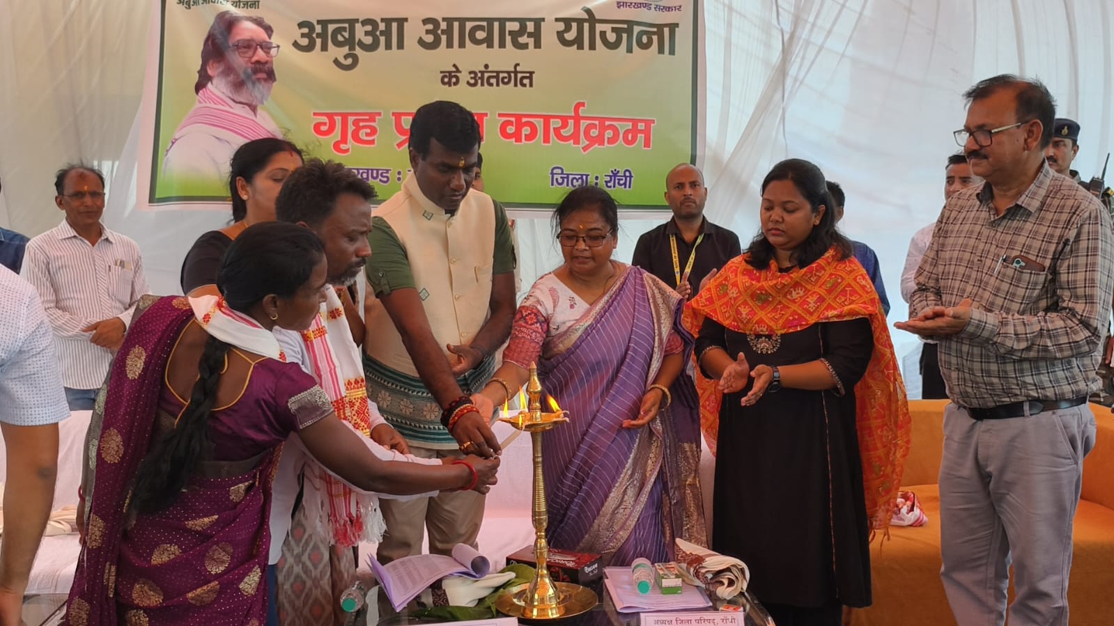 लाभुकों को गृह प्रवेश करते उपायुक्त