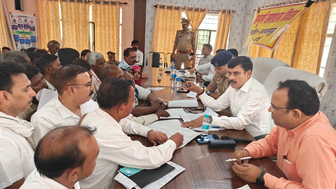 जिलाधिकारी व पुलिस अधीक्षक ने सुनी लोगों की समस्याएं जिलाधिकारी व पुलिस अधीक्षक ने सुनी लोगों की समस्याएं
