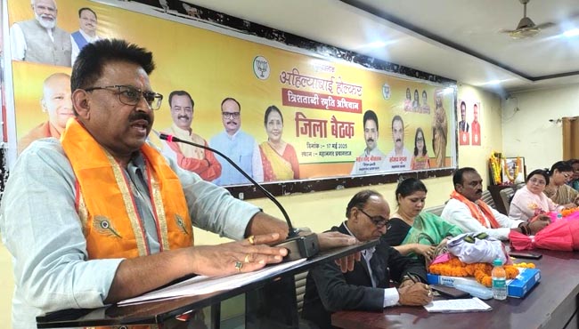 सम्बोधित करते महेश चंद्र श्रीवास्तव सम्बोधित करते महेश चंद्र श्रीवास्तव