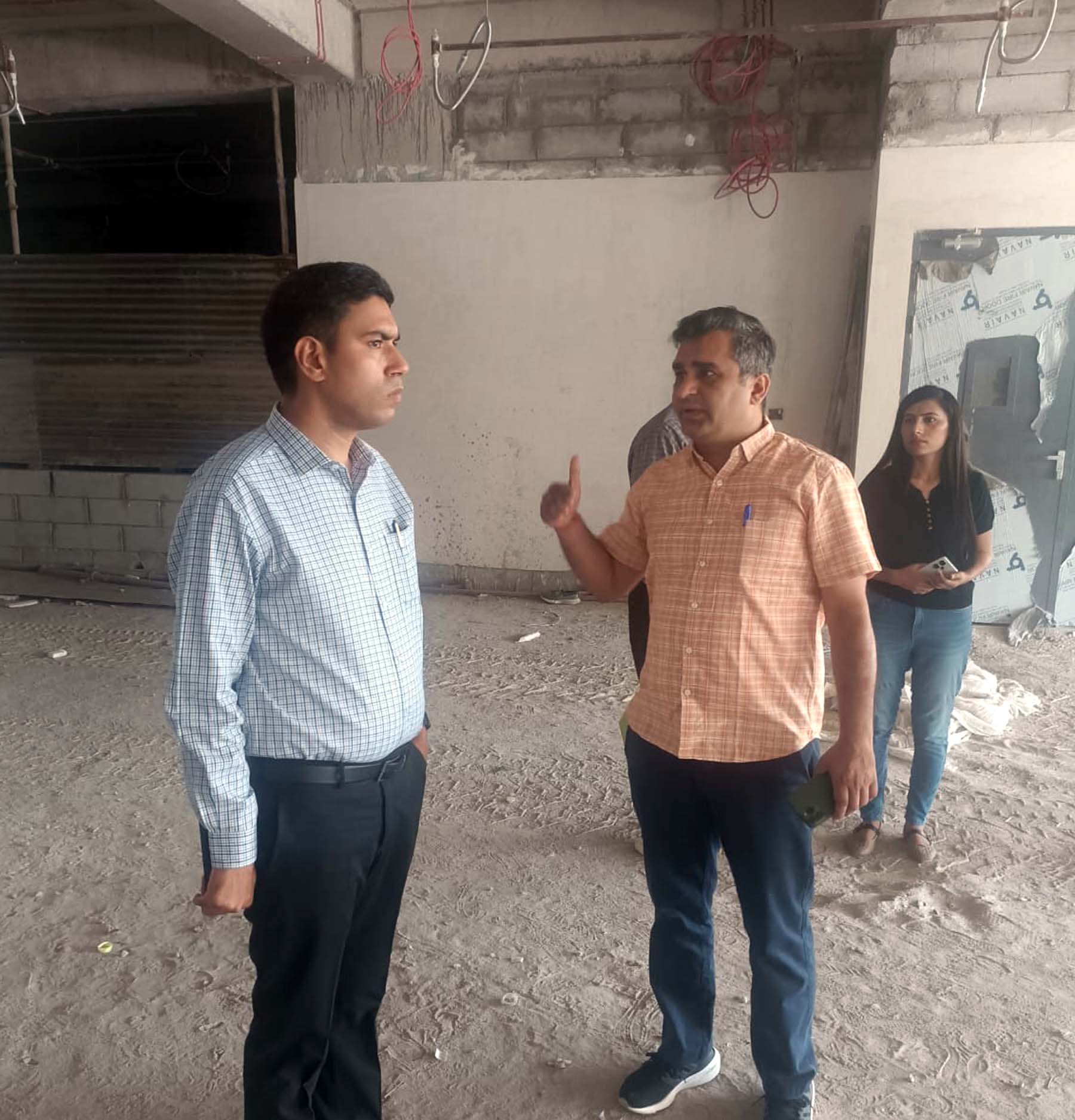 गुरुग्राम-महरौली रोड पर बन रहे नगर निगम कार्यालय भवन का निरीक्षण करते निगमायुक्त प्रदीप दहिया। गुरुग्राम-महरौली रोड पर बन रहे नगर निगम कार्यालय भवन का निरीक्षण करते निगमायुक्त प्रदीप दहिया।
