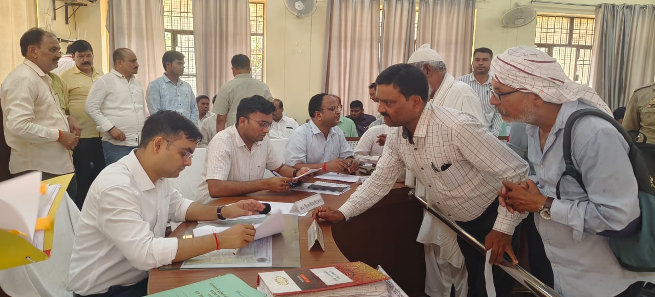 समाधान दिवस में डीएम समाधान दिवस में डीएम