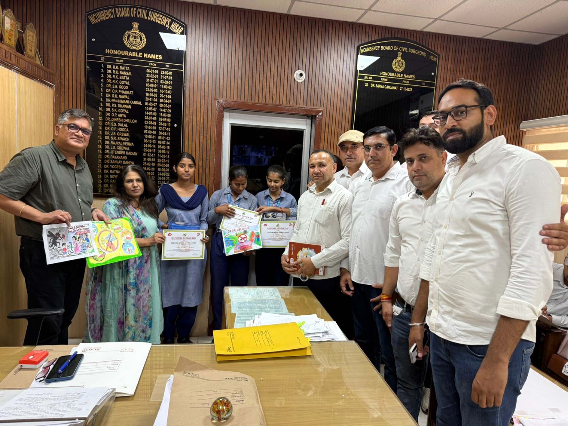 प्रतियोगिताओं में उत्कृष्ट स्थान प्राप्त करने वालों को सम्मानित करते सिविल सर्जन डॉ. सपना गहलावत।