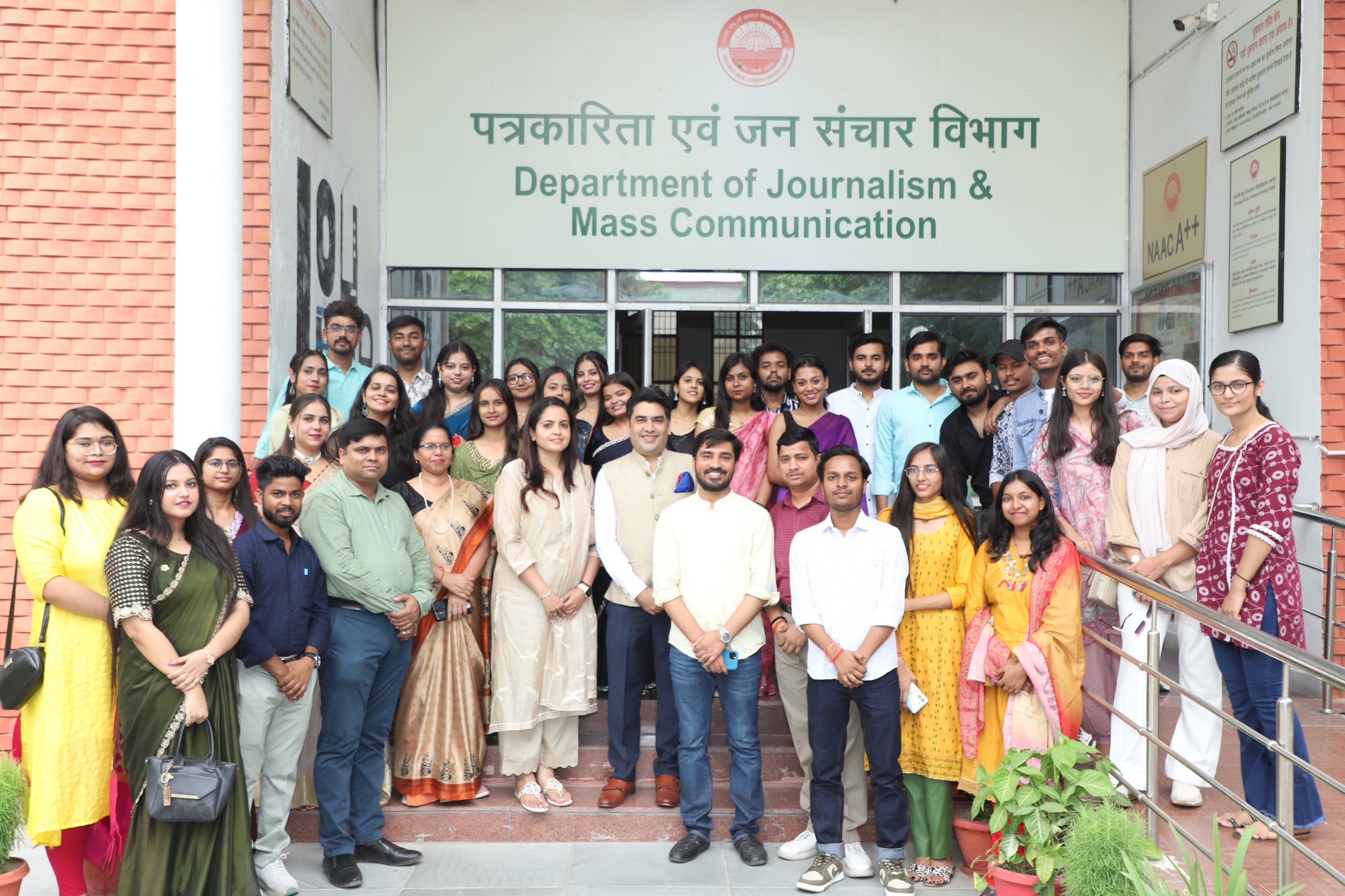 विश्वविद्यालय के बीजेएमसी व एमजेएमसी के छात्र छात्राओं के विदाई समारोह फोटो विश्वविद्यालय के बीजेएमसी व एमजेएमसी के छात्र छात्राओं के विदाई समारोह फोटो