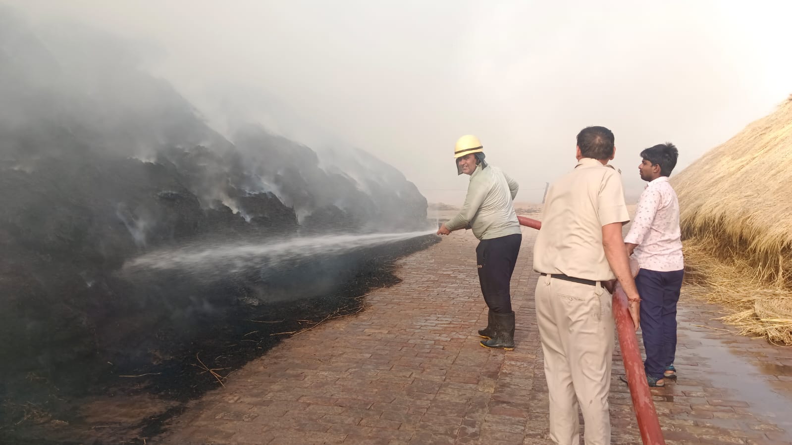 आग पर काबू पाते फायरकर्मी। आग पर काबू पाते फायरकर्मी।