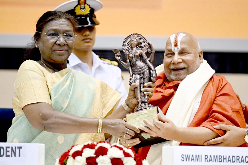 राष्ट्रपति द्रौपदी मुर्मू द्वारा स्वामी रामभद्राचार्य को सम्मानित करते हुए राष्ट्रपति द्रौपदी मुर्मू द्वारा स्वामी रामभद्राचार्य को सम्मानित करते हुए