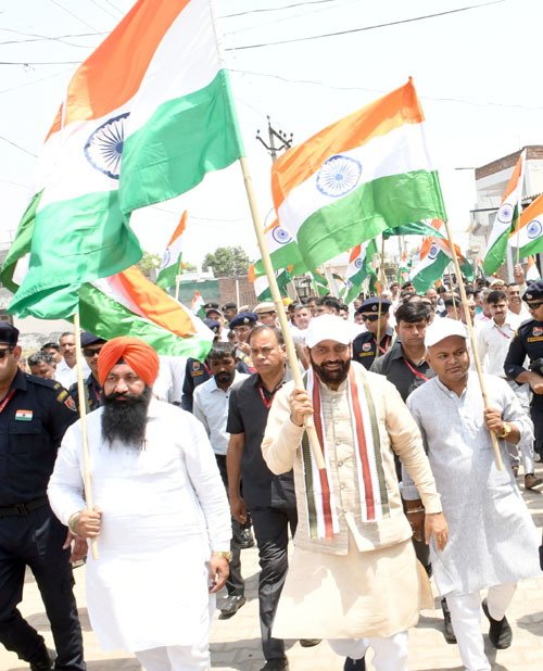 हरियाणा के मुख्यमंत्री नायब सैनी तिरंगा यात्रा में भाग लेते हुए हरियाणा के मुख्यमंत्री नायब सैनी तिरंगा यात्रा में भाग लेते हुए
