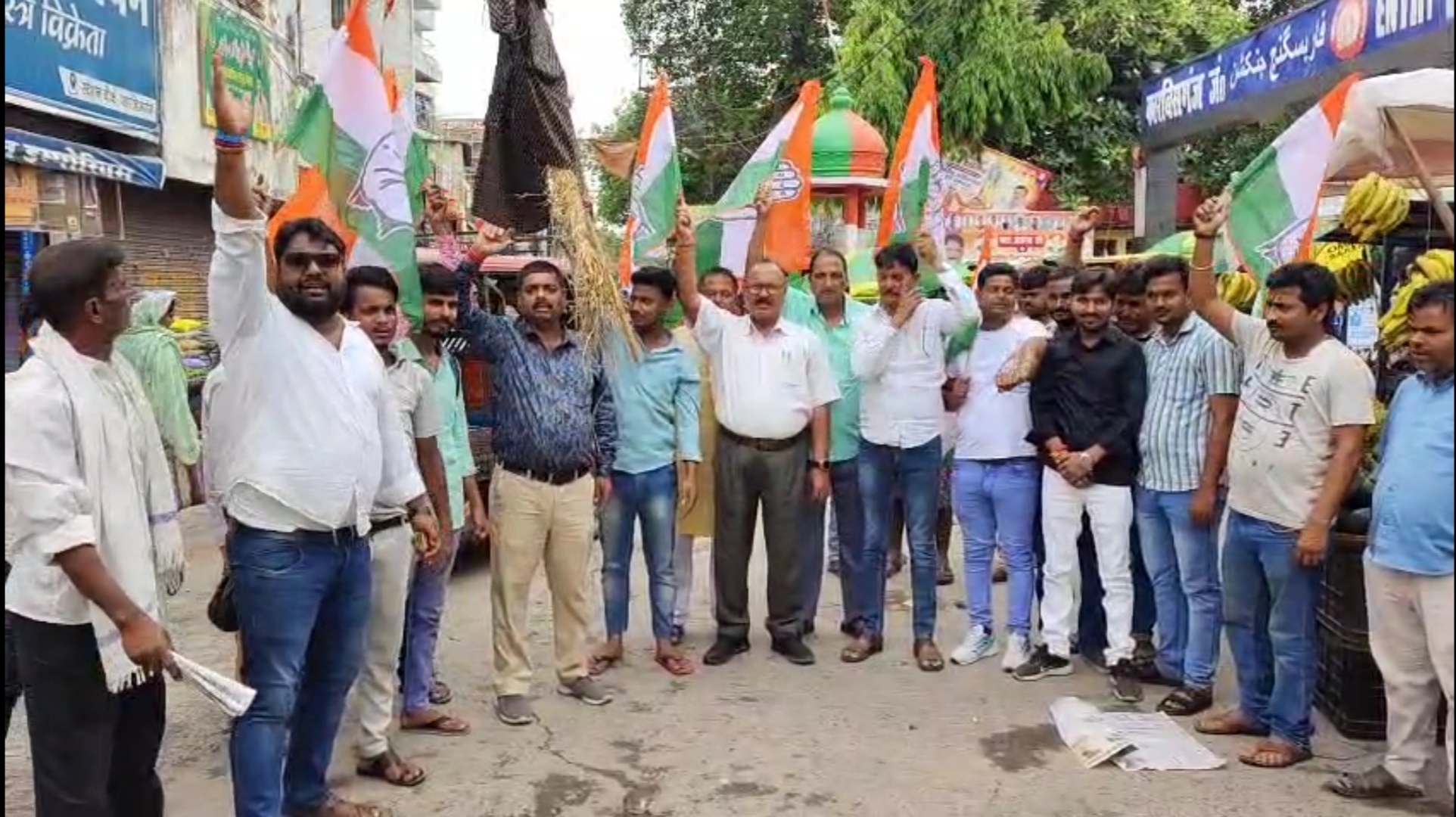 अररिया फोटो:कांग्रेसियों ने सीएम का फूंका पुतला अररिया फोटो:कांग्रेसियों ने सीएम का फूंका पुतला
