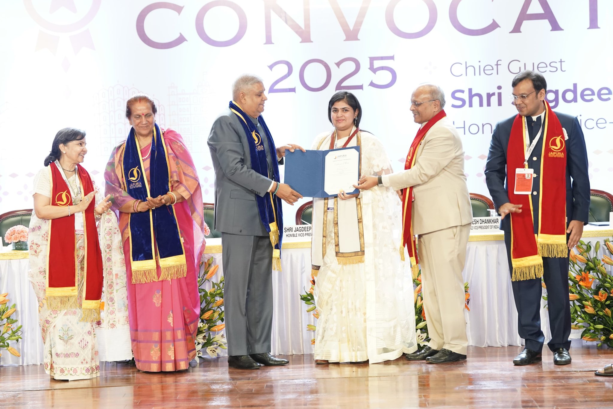 उपराष्ट्रपति जगदीप धनखड़ शनिवार को जयपुरिया इंस्टीट्यूट के छात्रों को डिग्री प्रदान करते हुए उपराष्ट्रपति जगदीप धनखड़ शनिवार को जयपुरिया इंस्टीट्यूट के छात्रों को डिग्री प्रदान करते हुए