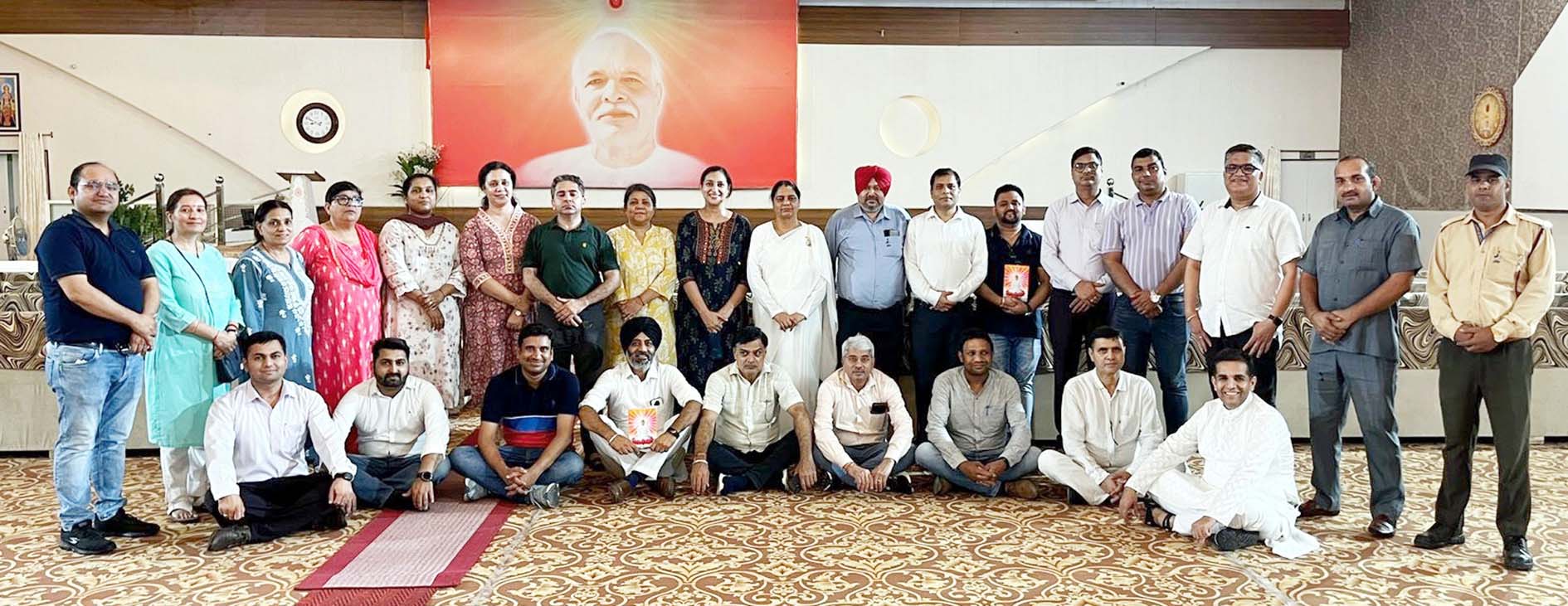 जिंदल अस्पताल के चिकित्सकों व अधिकारियों का अभिवादन करते हुए संस्था के पदाधिकारी। जिंदल अस्पताल के चिकित्सकों व अधिकारियों का अभिवादन करते हुए संस्था के पदाधिकारी।