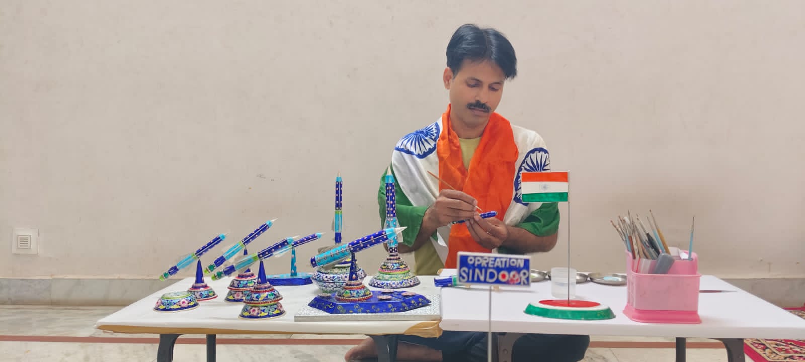 मिसाइल रूपी क्राफ्ट बनाते कारीगर मिसाइल रूपी क्राफ्ट बनाते कारीगर
