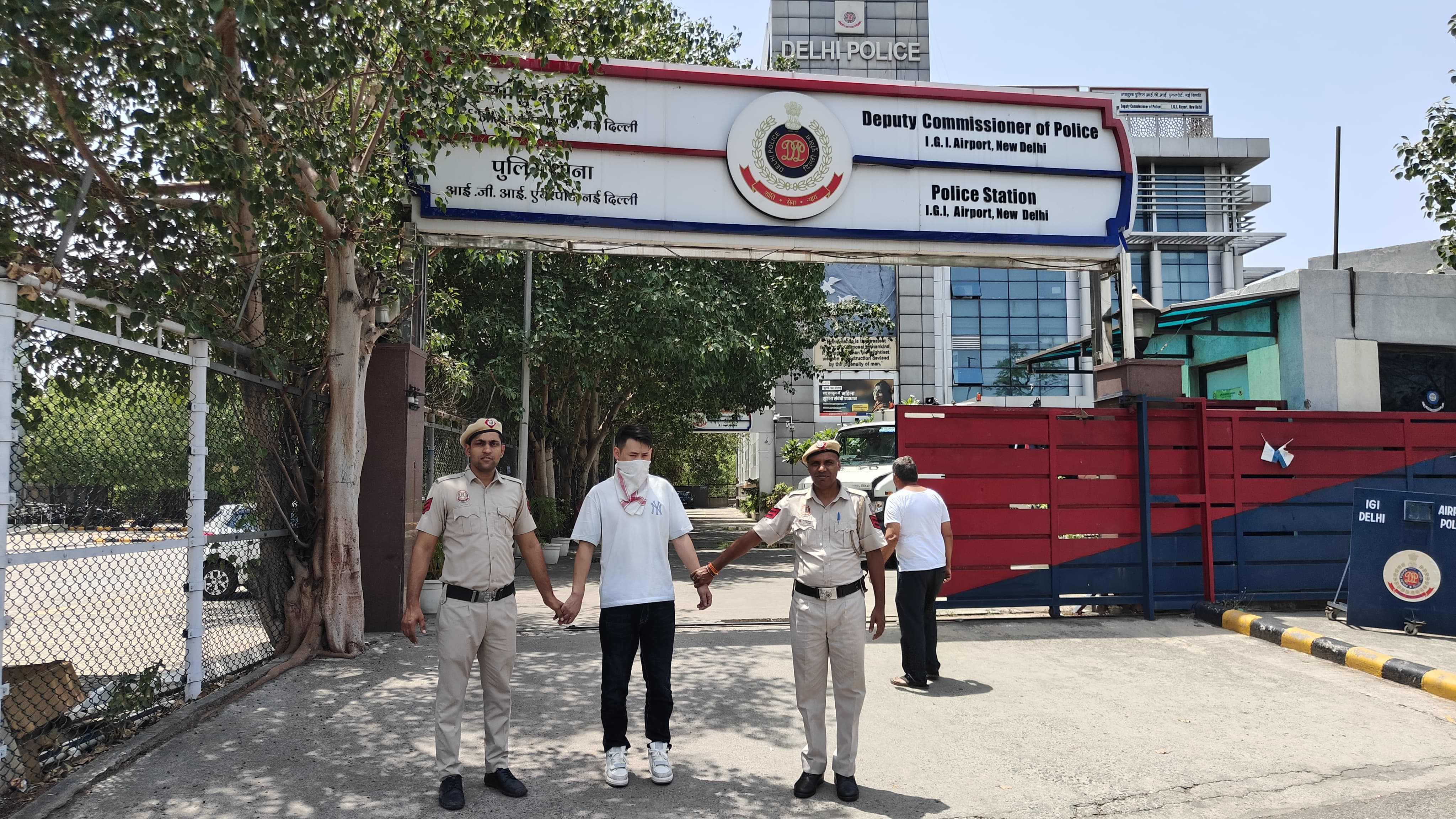 उड़ान में चोरी करने वाला चीनी नागरिक गिरफ्तार की फाेटाे उड़ान में चोरी करने वाला चीनी नागरिक गिरफ्तार की फाेटाे