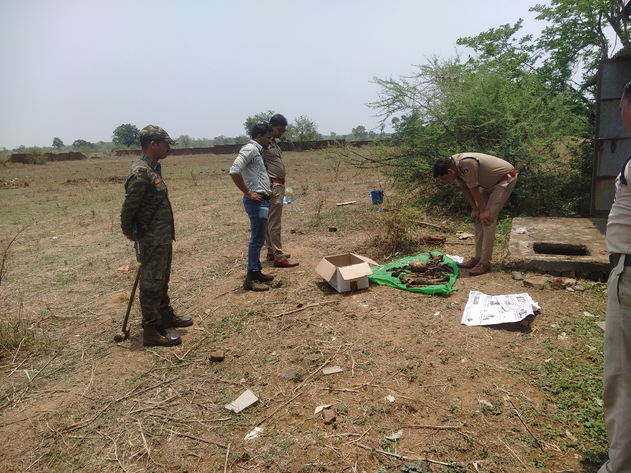 सेप्टिक टैंक से मिले नर कंकाल को देखते हुए पुलिस और एफएसएल के अधिकारी। सेप्टिक टैंक से मिले नर कंकाल को देखते हुए पुलिस और एफएसएल के अधिकारी।