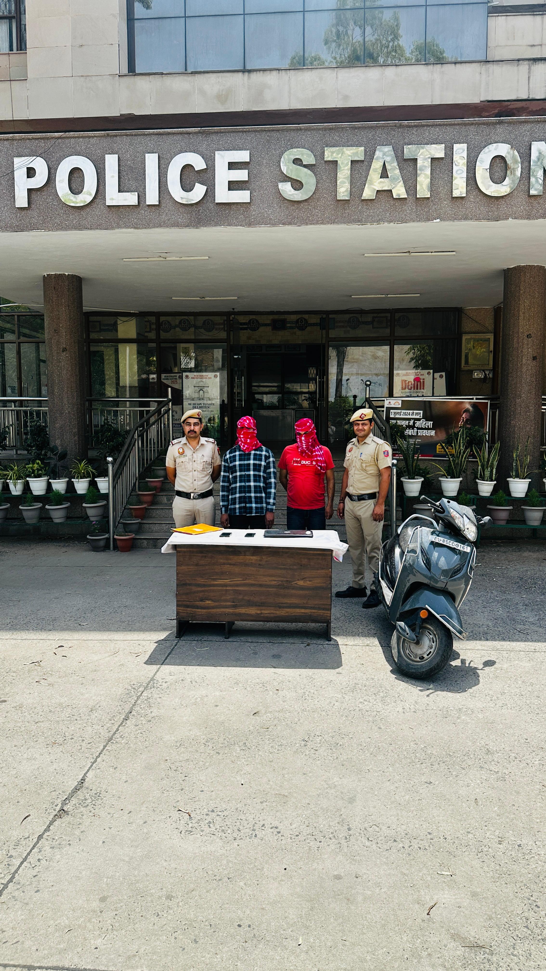 पैसे ऐंठने की साजिश रचने वाले दो भाई गिरफ्तार की फाेटाे पैसे ऐंठने की साजिश रचने वाले दो भाई गिरफ्तार की फाेटाे