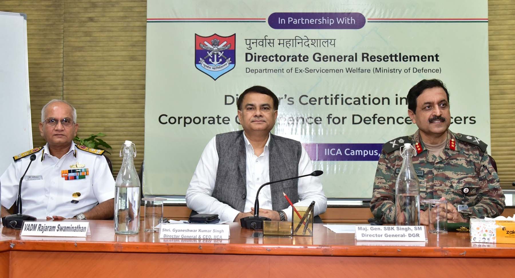 गुरुग्राम में वरिष्ठ रक्षा अधिकारियों के लिए स्वतंत्र निदेशक प्रमाणन कार्यक्रम के द्वितीय बैच समारोह में मंचासीन सैन्य अधिकारी। गुरुग्राम में वरिष्ठ रक्षा अधिकारियों के लिए स्वतंत्र निदेशक प्रमाणन कार्यक्रम के द्वितीय बैच समारोह में मंचासीन सैन्य अधिकारी।