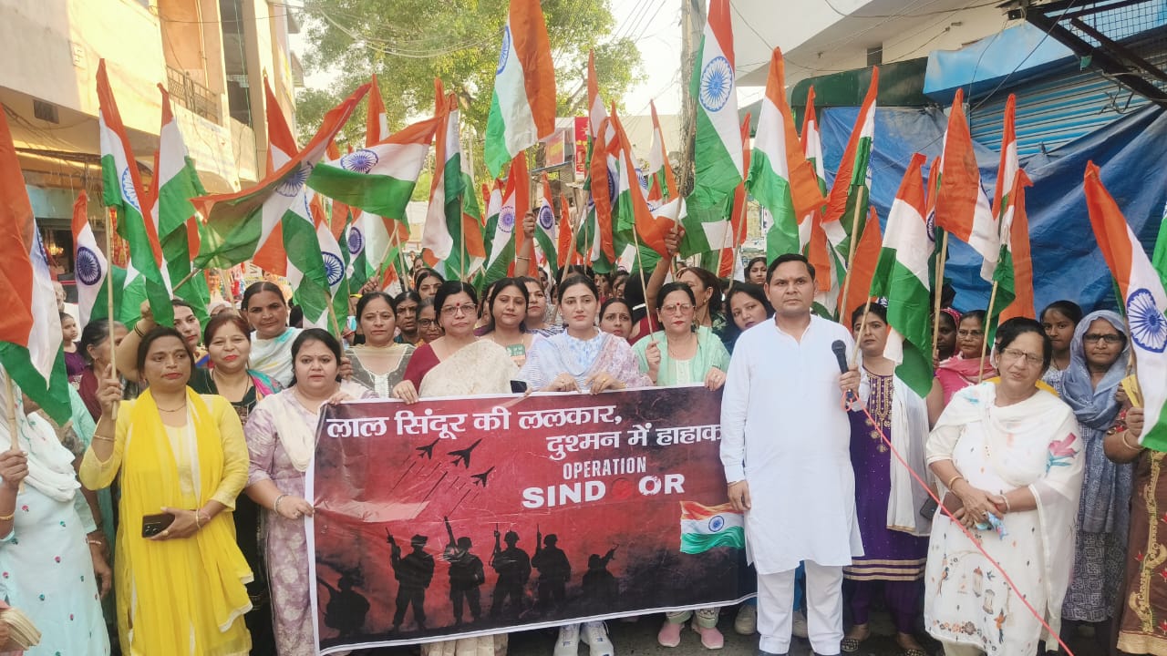 तिरंगा यात्रा निकालते हुए महिलाएं तिरंगा यात्रा निकालते हुए महिलाएं