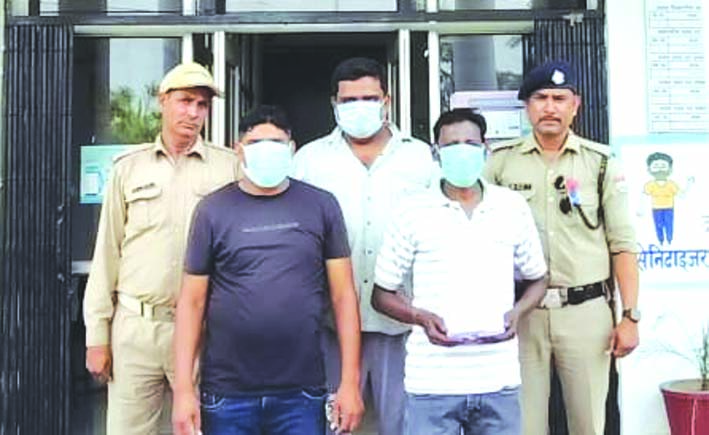 पुलिस गिरफ्त में आरोपित पुलिस गिरफ्त में आरोपित
