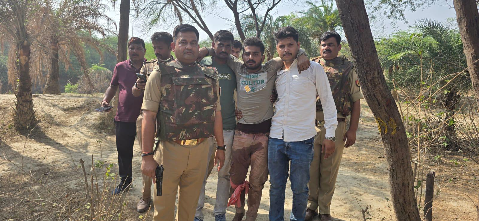 पकड़े गए तस्कर के साथ पुलिस टीम पकड़े गए तस्कर के साथ पुलिस टीम