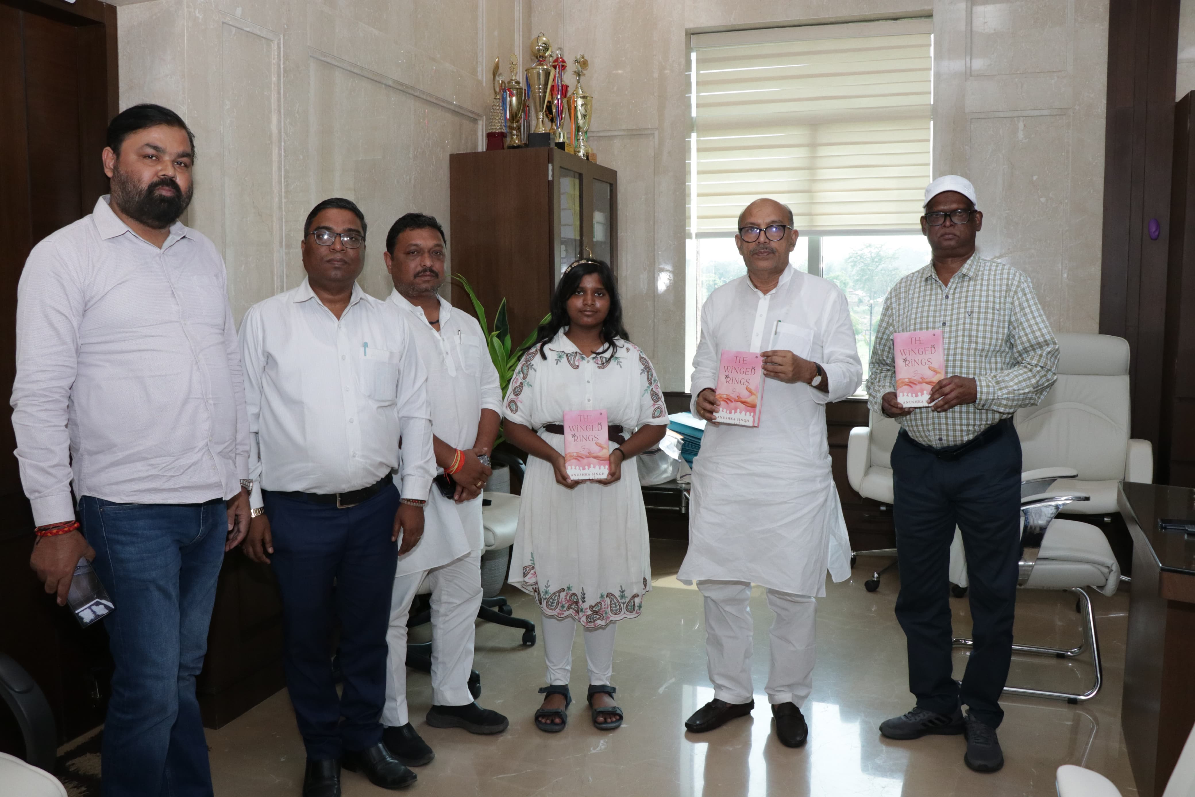 विधानसभा अध्यक्ष लोकार्पण करते हुए विधानसभा अध्यक्ष लोकार्पण करते हुए