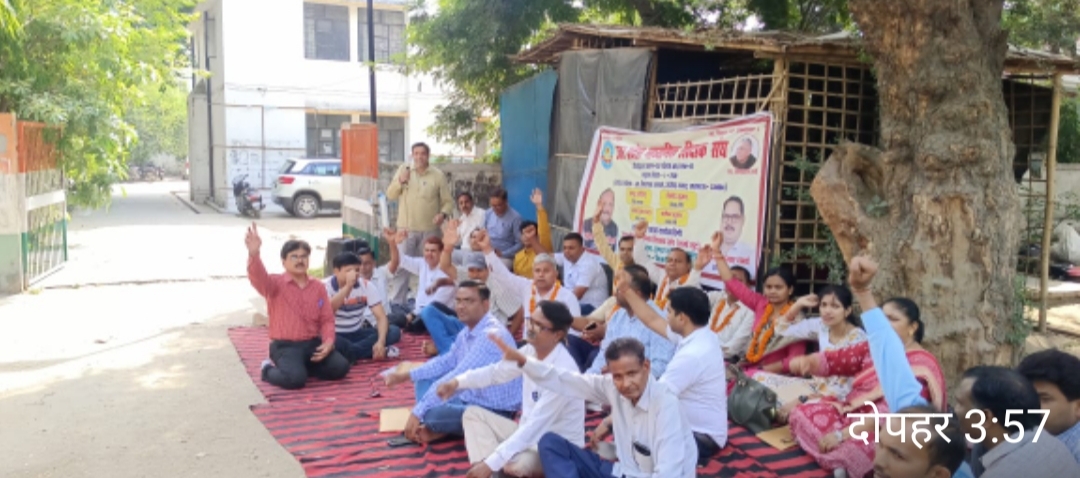 डीआईओएस कार्यालय पर बैठे शिक्षक डीआईओएस कार्यालय पर बैठे शिक्षक