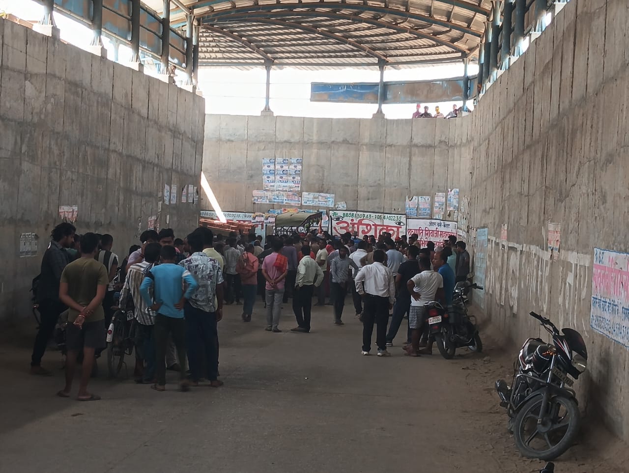 कैलहट अंडर पास में दुर्घटना में मृत बालिका के परिजन व स्थानीय ग्रामीण। कैलहट अंडर पास में दुर्घटना में मृत बालिका के परिजन व स्थानीय ग्रामीण।