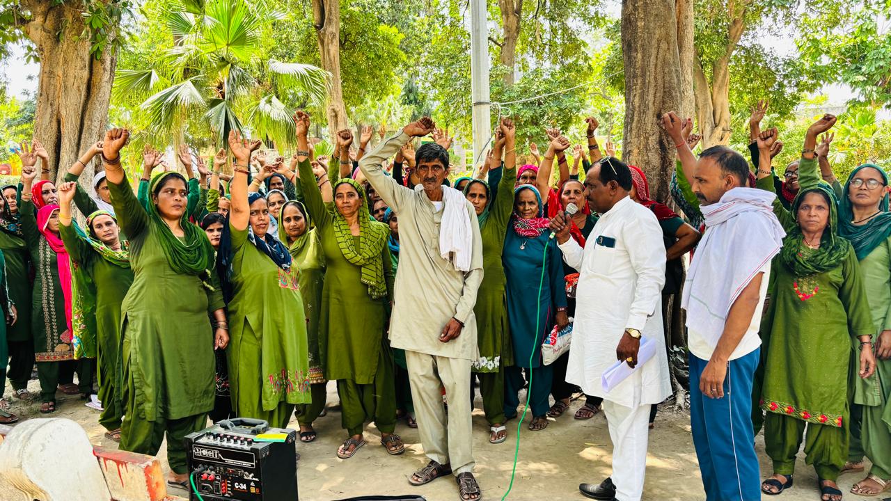 मांगों को लेकर रोष जताते हुए वर्कर्स। मांगों को लेकर रोष जताते हुए वर्कर्स।