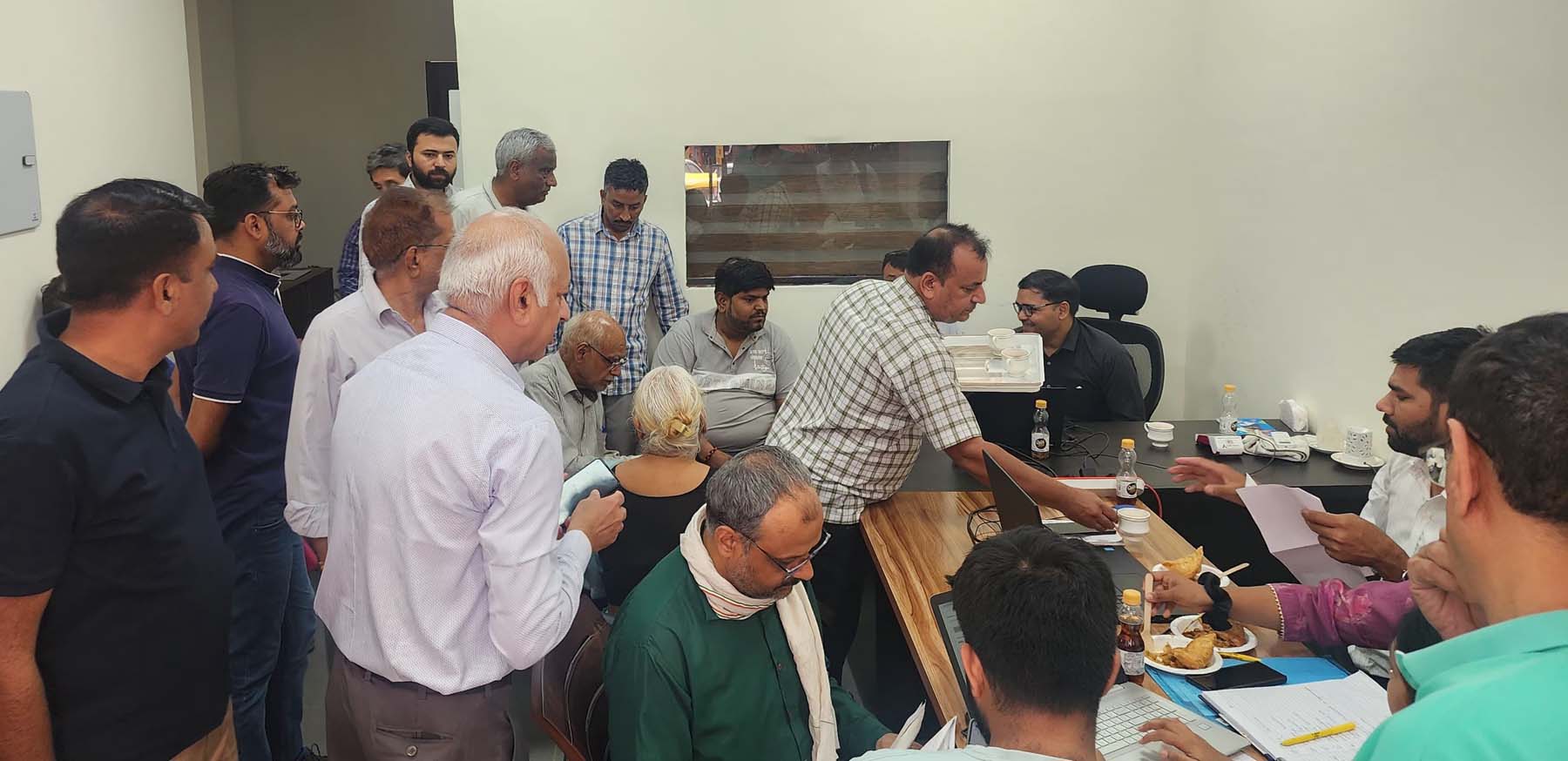 गुरुग्राम में प्रॉपर्टी टैक्स शिविर में पहुंचे लोग। गुरुग्राम में प्रॉपर्टी टैक्स शिविर में पहुंचे लोग।