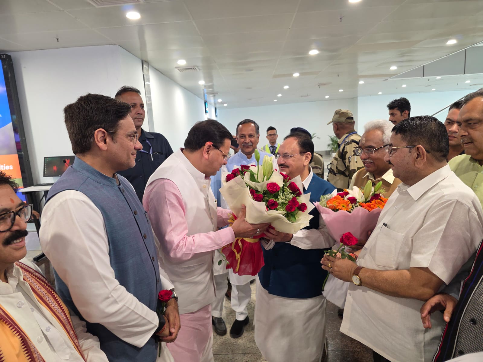 भाजपा के राष्ट्रीय अध्यक्ष जेपी नड्डा का मुख्यमंत्री जॉली ग्रांट एयरपोर्ट पर स्वागत करते हुए। भाजपा के राष्ट्रीय अध्यक्ष जेपी नड्डा का मुख्यमंत्री जॉली ग्रांट एयरपोर्ट पर स्वागत करते हुए।