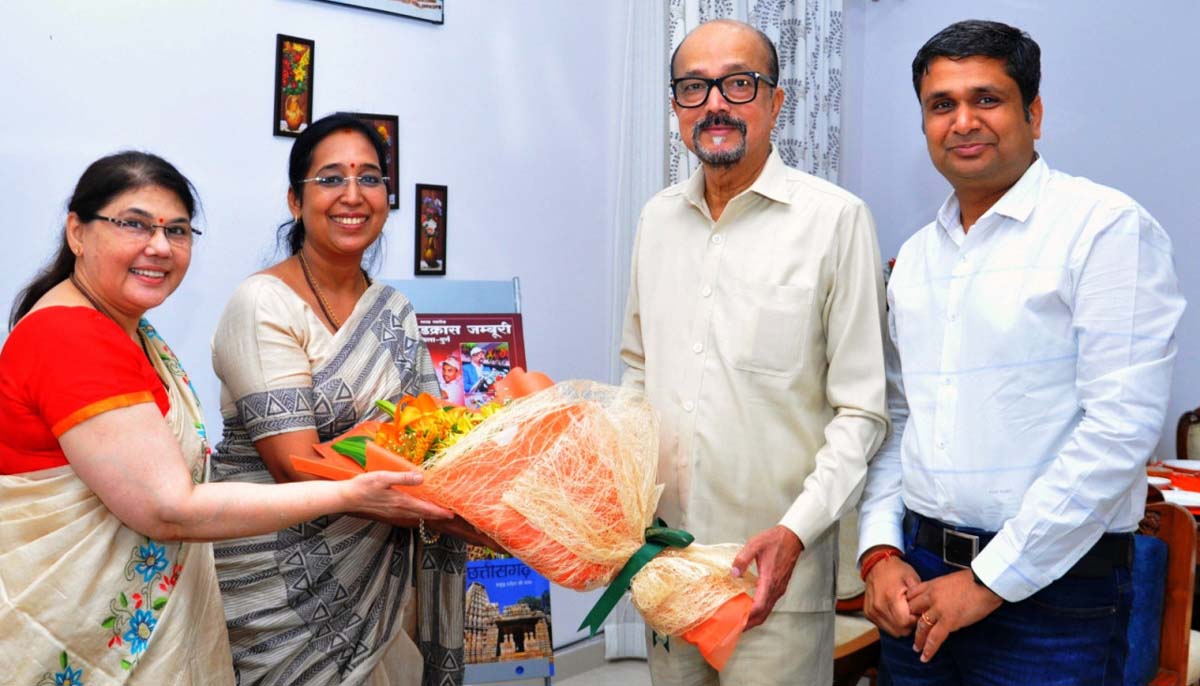 राज्यपाल डेका से ईशा फाऊंडेशन संस्था के स्वयंसेवक भेंट करते राज्यपाल डेका से ईशा फाऊंडेशन संस्था के स्वयंसेवक भेंट करते