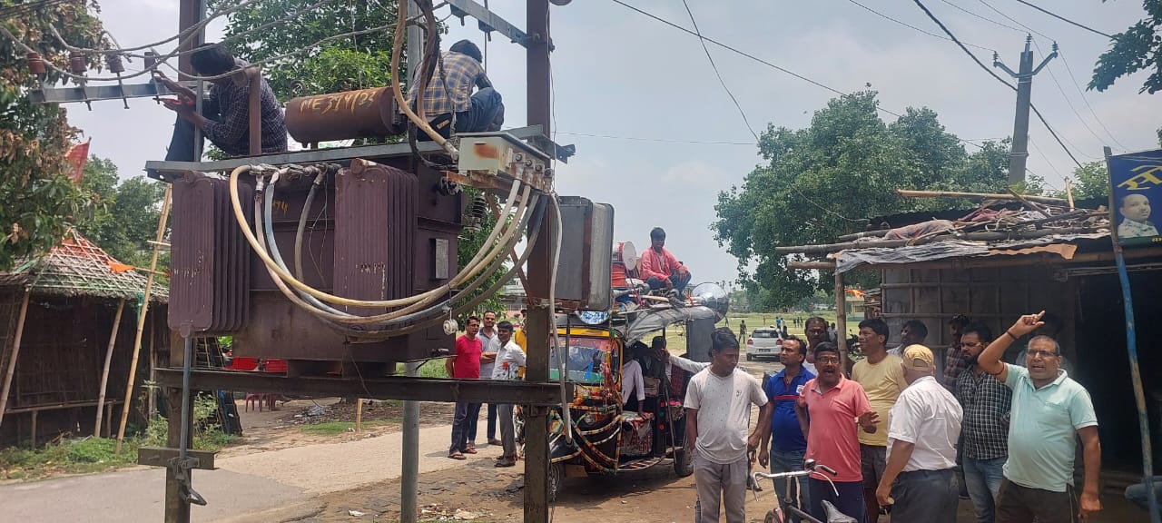 अररिया फोटो:ट्रांसफार्मर से तेल चोरी के बाद स्थानीय लोग अररिया फोटो:ट्रांसफार्मर से तेल चोरी के बाद स्थानीय लोग