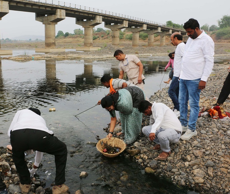 ताप्ती नदी से निकाली गाद, हटाया कचरा, प्लास्टिक काई ताप्ती नदी से निकाली गाद, हटाया कचरा, प्लास्टिक काई
