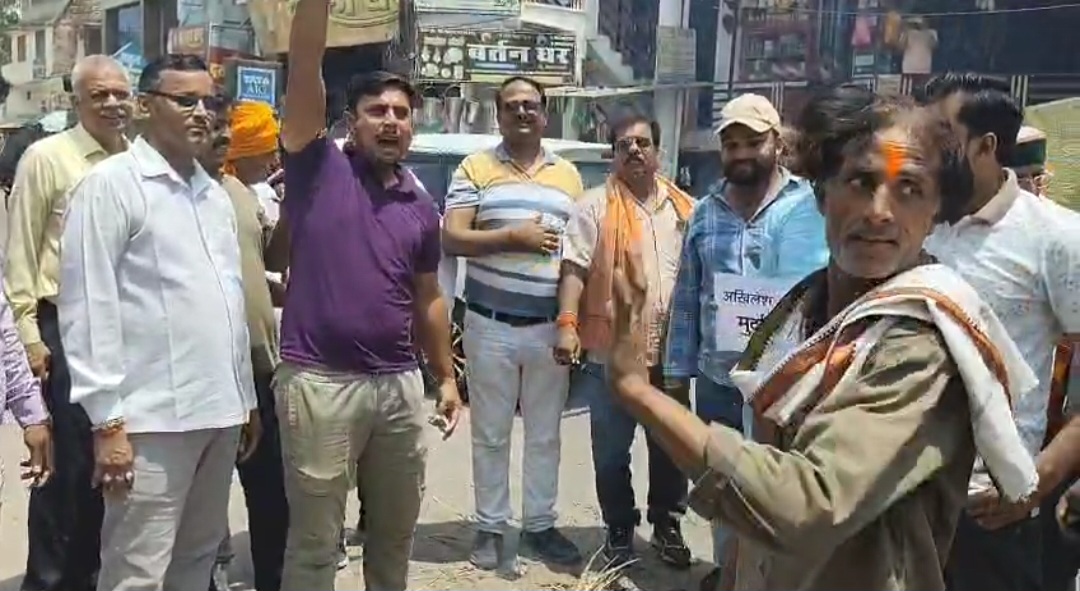 नारेबाजी करते हुए नारेबाजी करते हुए