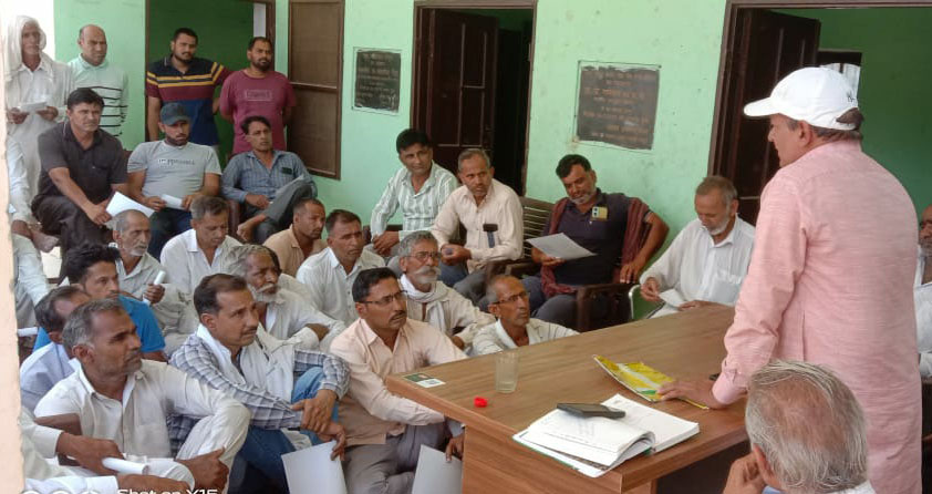 गोष्ठी में किसानों को जानकारी देते कृषि विशेषज्ञ। गोष्ठी में किसानों को जानकारी देते कृषि विशेषज्ञ।