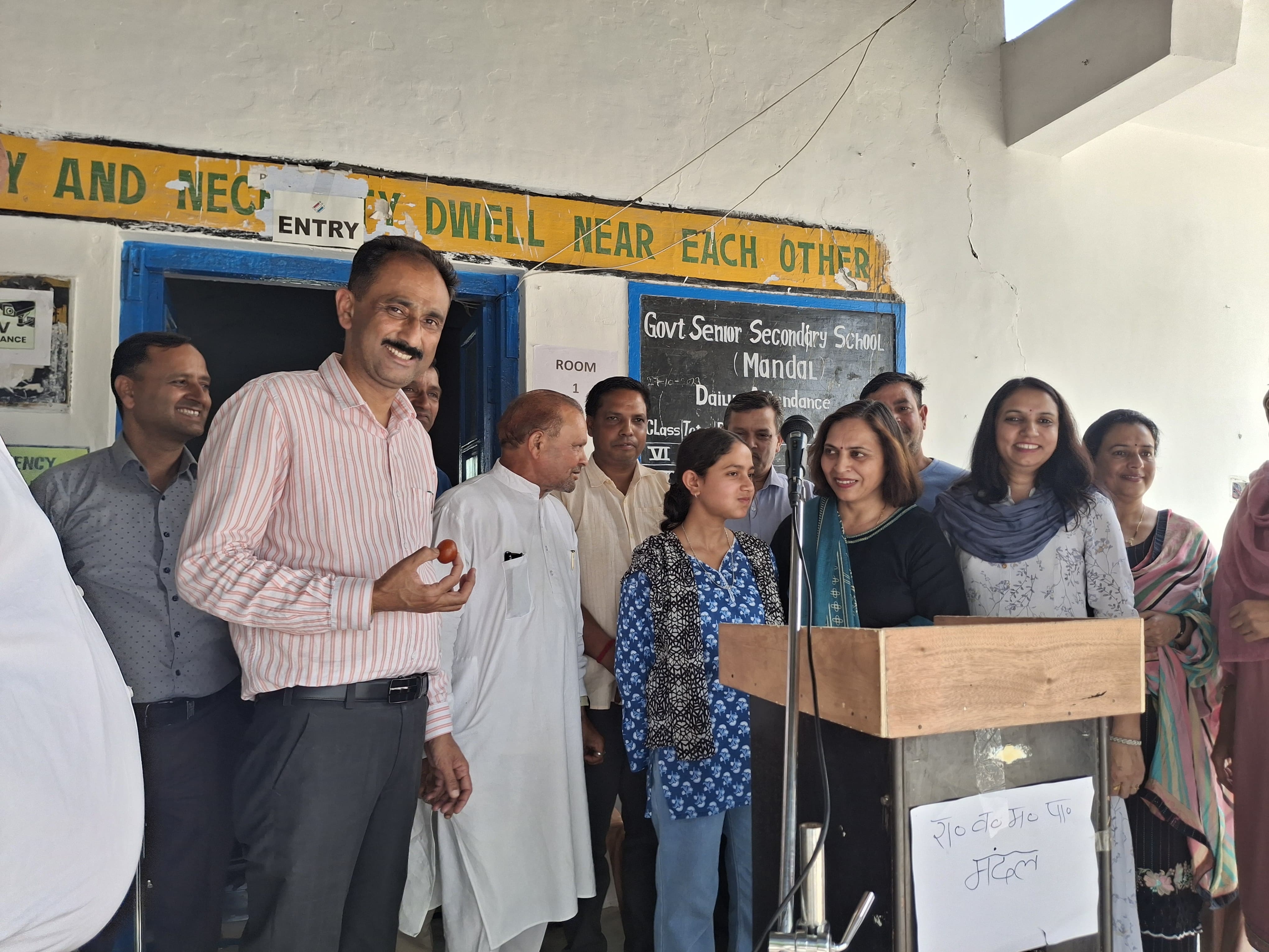 मैरिट में आई आंशिक को मिठाई खिलाते स्कूल प्रशासन। मैरिट में आई आंशिक को मिठाई खिलाते स्कूल प्रशासन।