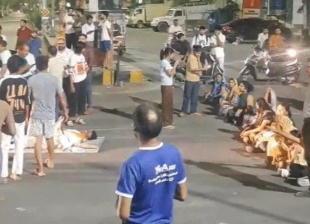 सड़क पर लेटा आदमी सड़क पर लेटा आदमी