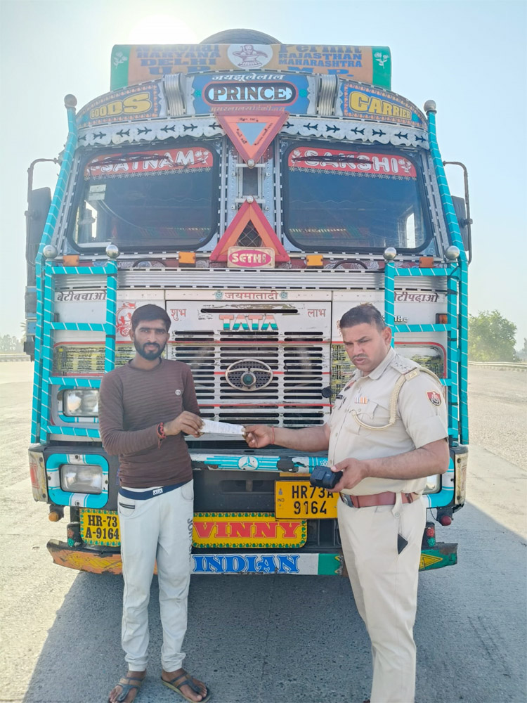 सोनीपत: ट्रैफिक नियमों की अवहेलना करने वालों का चालान करते हुए पुलिस कर्मी सोनीपत: ट्रैफिक नियमों की अवहेलना करने वालों का चालान करते हुए पुलिस कर्मी
