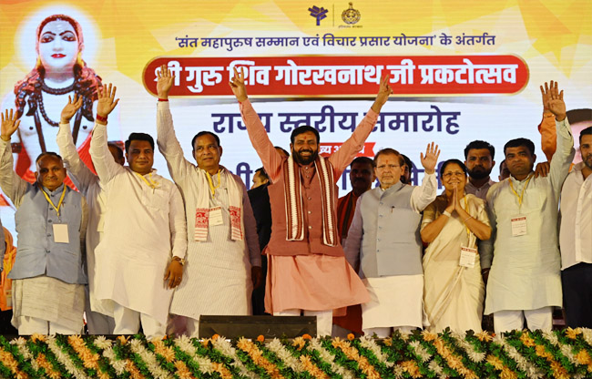 सोनीपत: नई अनाज मंडी में आयोजित श्री गुरु गोरखनाथ प्रकट दिवस मुख्यमंत्री नायब सिंह सैनी लोगो का अभिवादन स्वीकार करते हुए सोनीपत: नई अनाज मंडी में आयोजित श्री गुरु गोरखनाथ प्रकट दिवस मुख्यमंत्री नायब सिंह सैनी लोगो का अभिवादन स्वीकार करते हुए