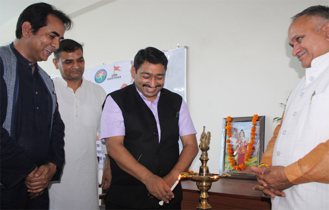 सोनीपत:राष्ट्रबोध एवं पत्रकारिता विषय पर आयोजित विचार गोष्ठी से पहले दीप प्रज्जवलित करते हुए सोनीपत:राष्ट्रबोध एवं पत्रकारिता विषय पर आयोजित विचार गोष्ठी से पहले दीप प्रज्जवलित करते हुए