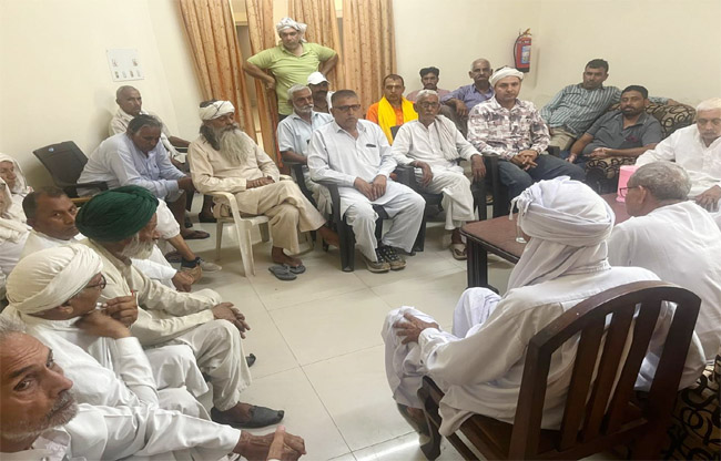 सोनीपत: संघर्ष कमेटी की बैठक में मौजूद क्षेत्र के व्यक्ति सोनीपत: संघर्ष कमेटी की बैठक में मौजूद क्षेत्र के व्यक्ति