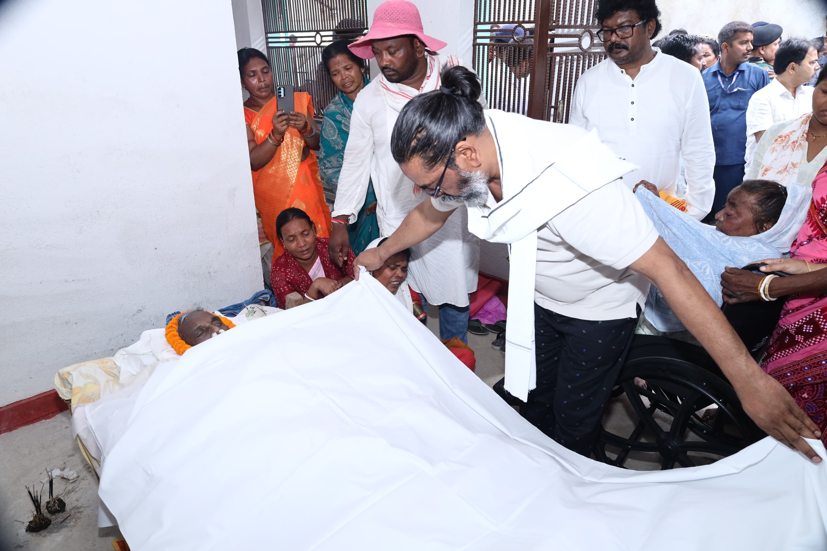 मुख्यमंत्री सहित अन्य मुख्यमंत्री सहित अन्य