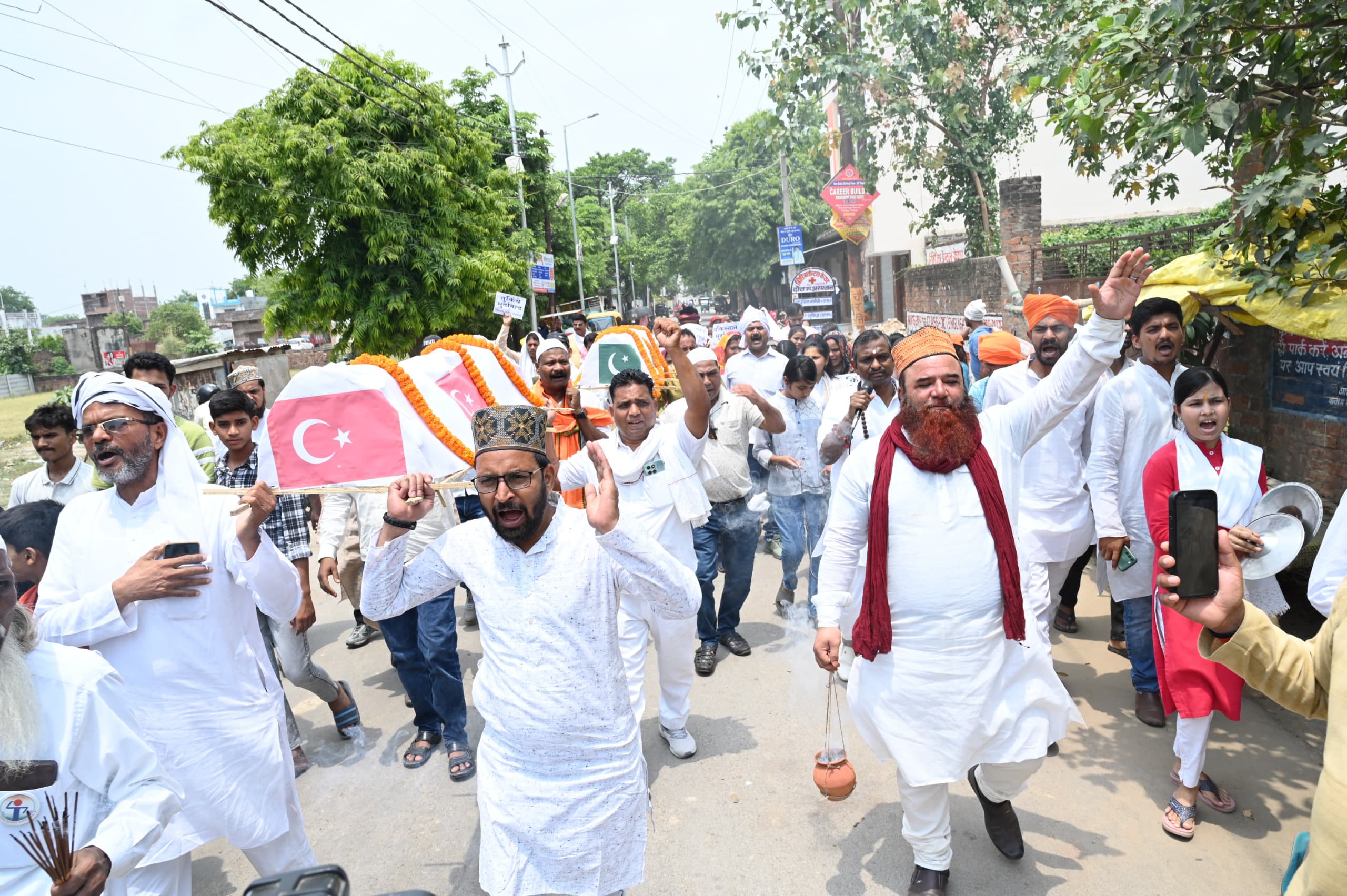 तुर्किये और पाकिस्तान की प्रतीक शव यात्रा तुर्किये और पाकिस्तान की प्रतीक शव यात्रा