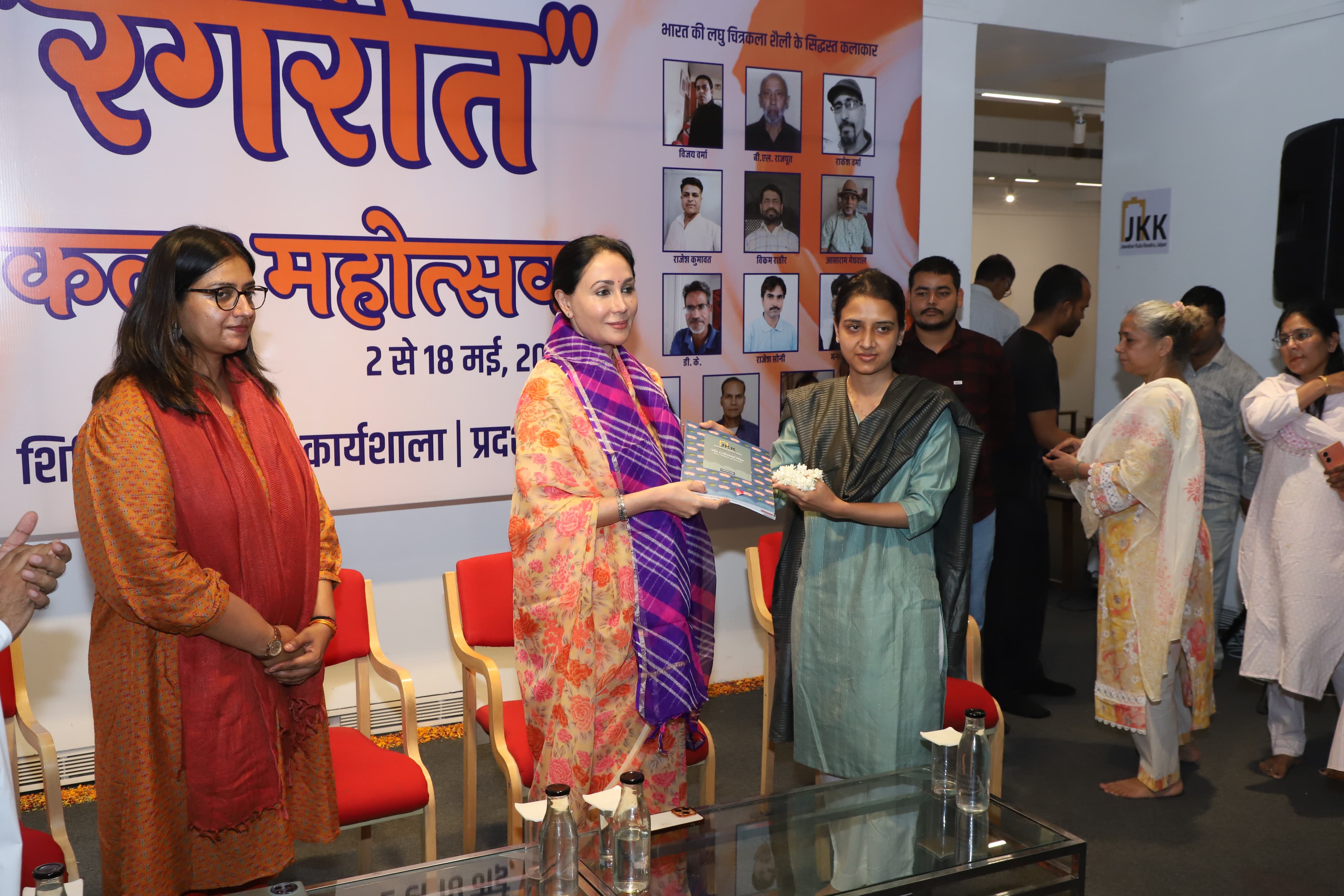 जवाहर कला केंद्र: उपमुख्यमंत्री दिया कुमारी ने रंगरीत कला महोत्सव में देखा पारम्परिक चित्रकला का लालित्य जवाहर कला केंद्र: उपमुख्यमंत्री दिया कुमारी ने रंगरीत कला महोत्सव में देखा पारम्परिक चित्रकला का लालित्य