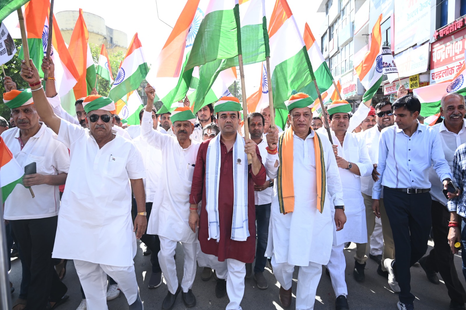 देशभक्ति से लबरेज आमजन ने निकाली शौर्य तिरंगा यात्रा देशभक्ति से लबरेज आमजन ने निकाली शौर्य तिरंगा यात्रा