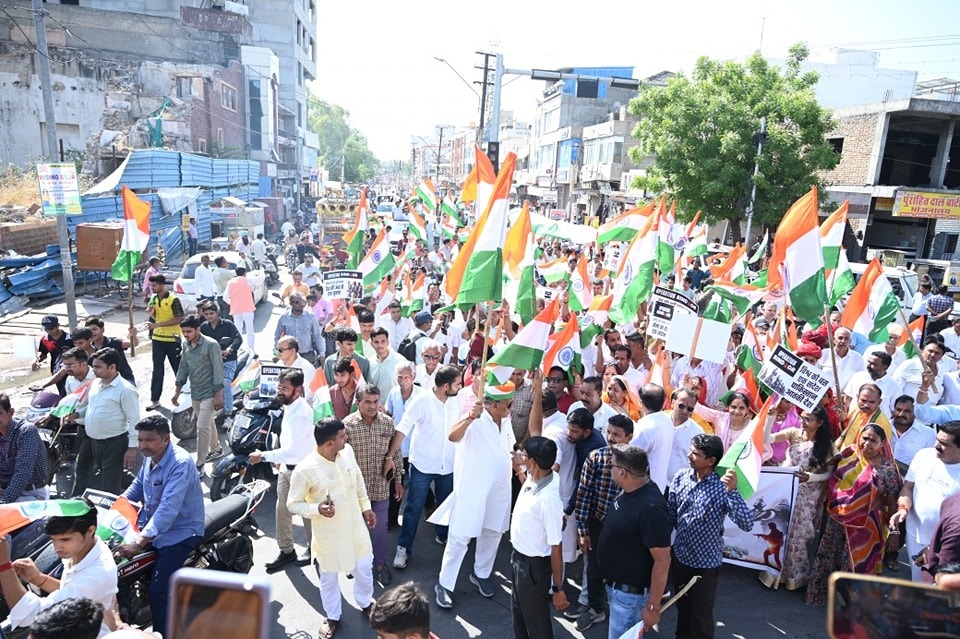 देशभक्ति से लबरेज आमजन ने निकाली शौर्य तिरंगा यात्रा देशभक्ति से लबरेज आमजन ने निकाली शौर्य तिरंगा यात्रा