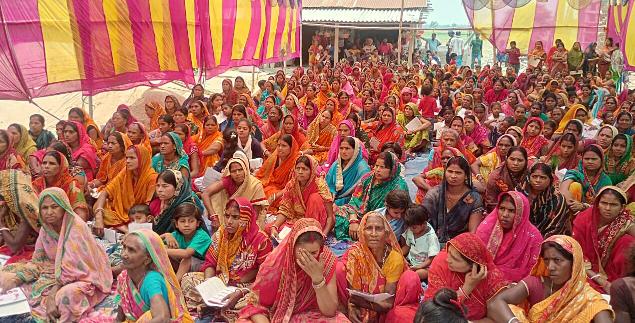 कार्यक्रम में महिलाएं कार्यक्रम में महिलाएं