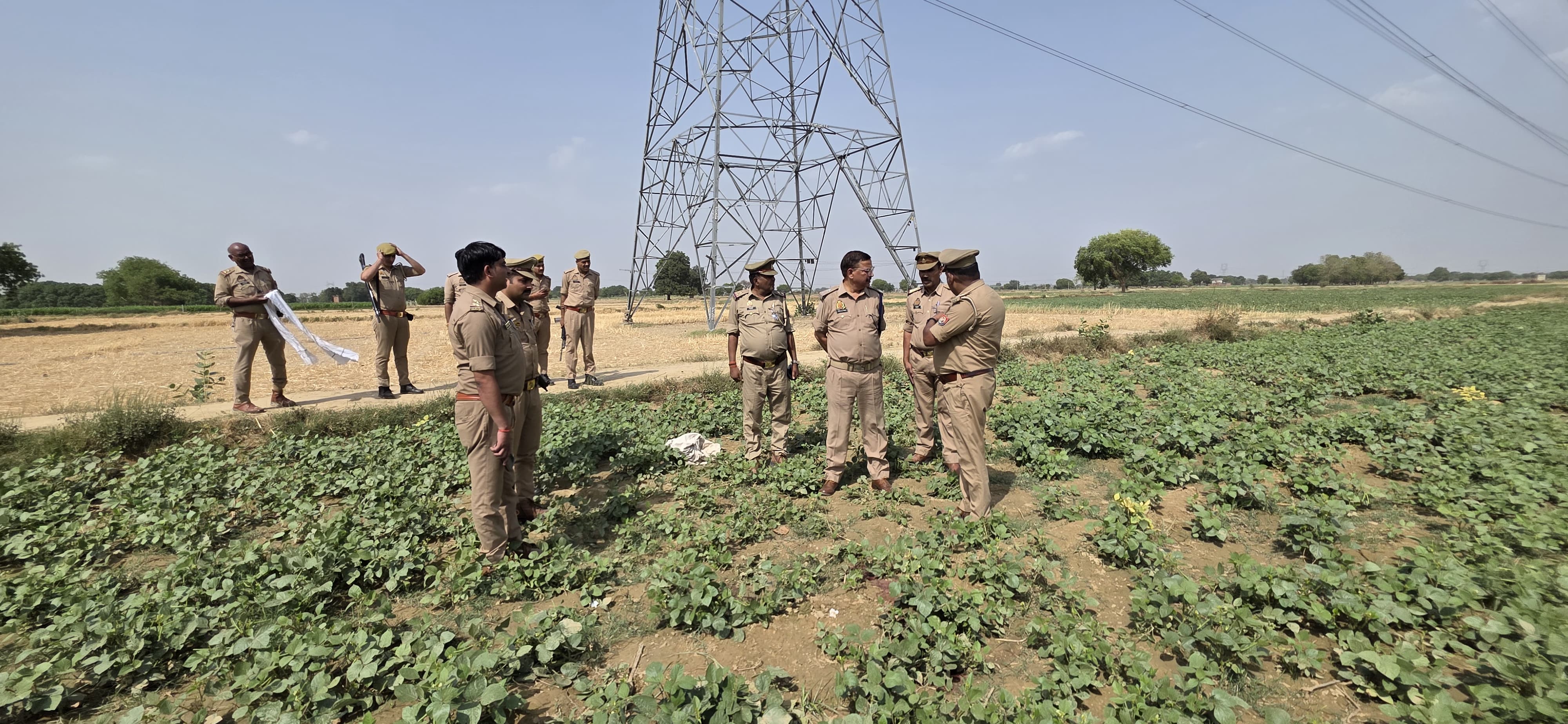 घटनास्थल का निरीक्षण करते पुलिस अधिकारी