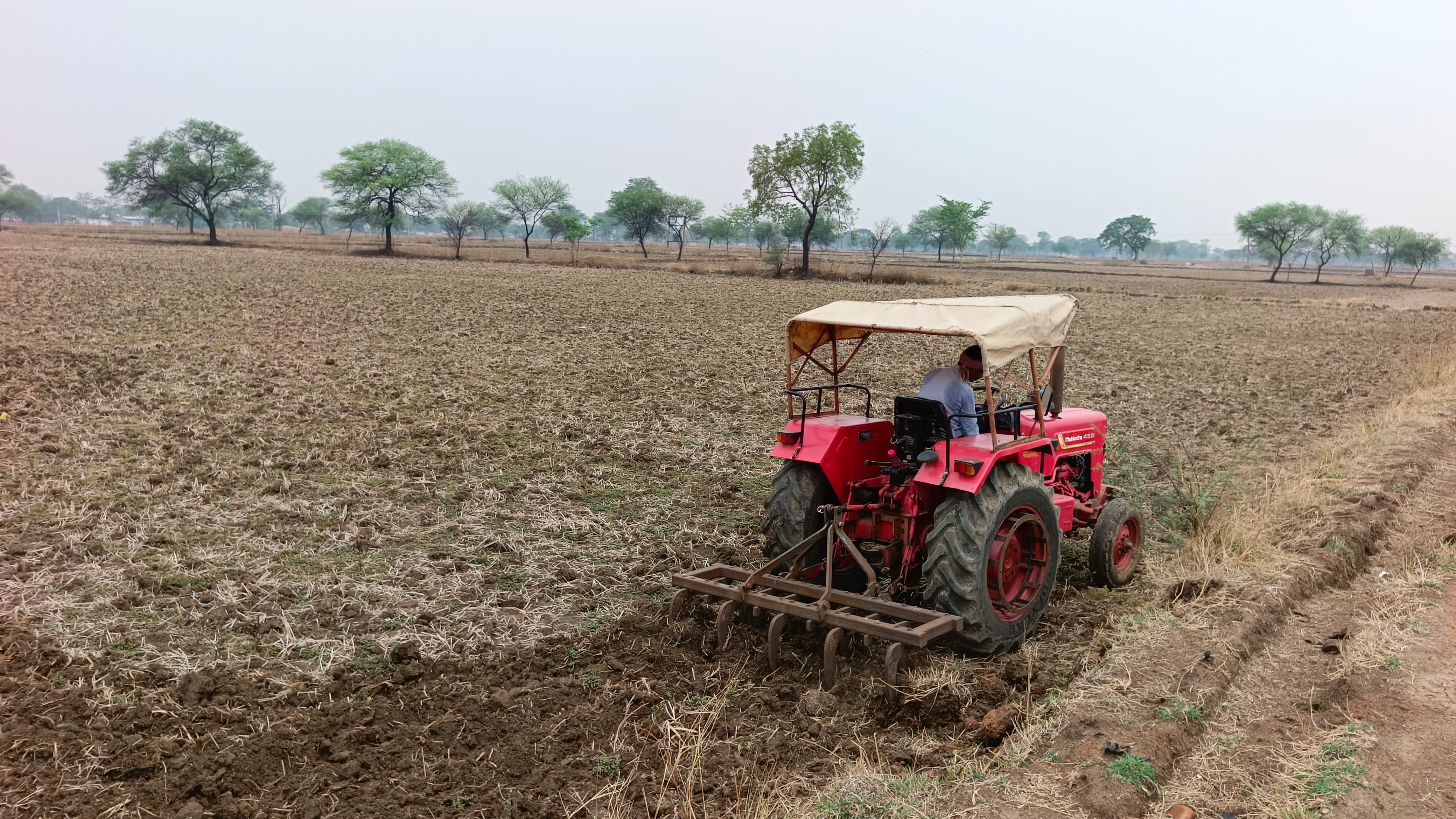 ग्राम गाड़ाडीह में ट्रैक्टर से खेत की जुताई करता हुआ किसान। ग्राम गाड़ाडीह में ट्रैक्टर से खेत की जुताई करता हुआ किसान।