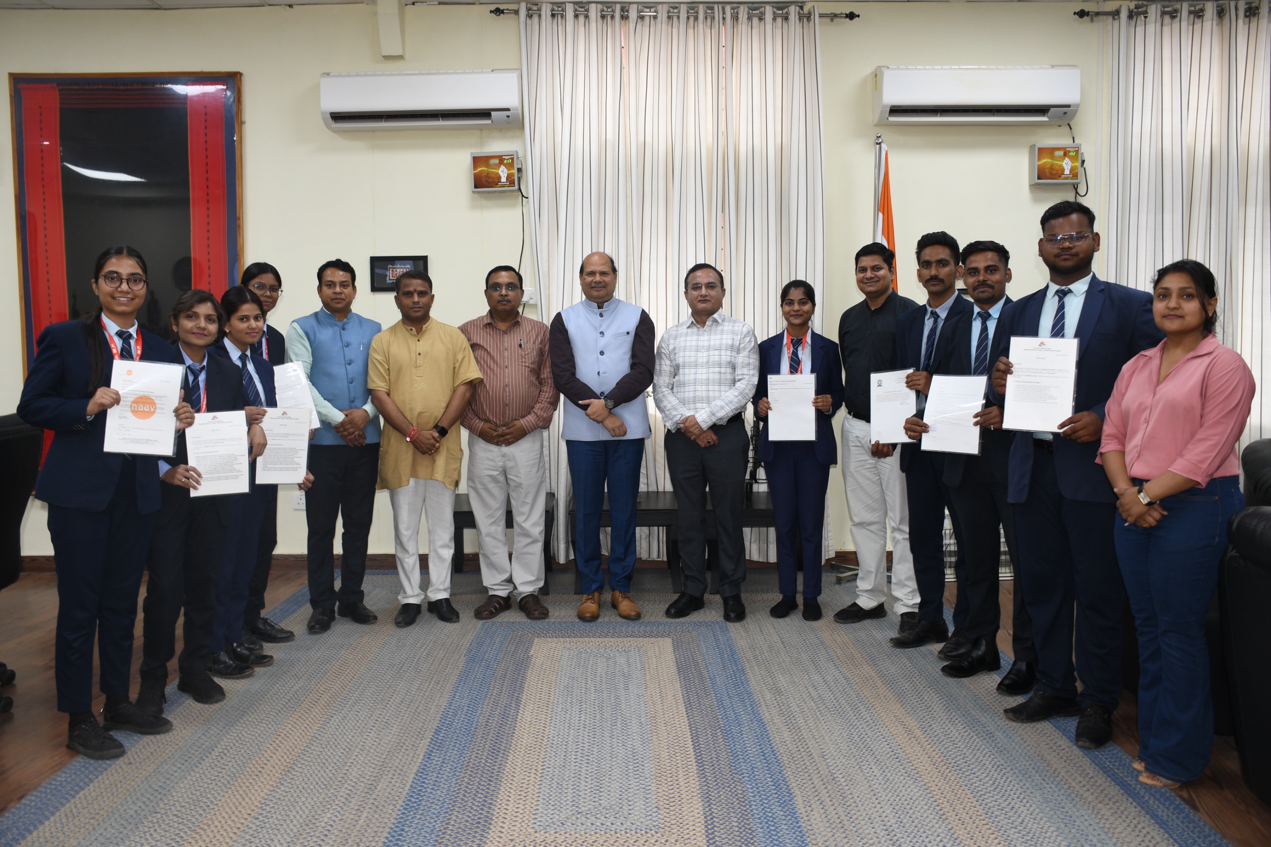 प्रस्ताव पत्र लेने के बाद छात्र छात्राएं प्रस्ताव पत्र लेने के बाद छात्र छात्राएं